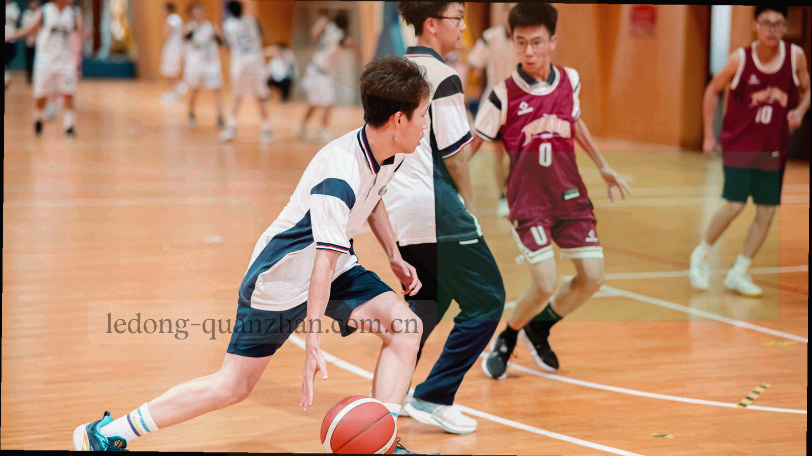 夜间竞技场广角，跑道上方计时屏散发暖橙色光